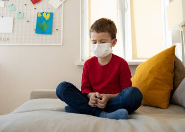 Maskeli küçük çocuk tecrit döneminden bıktı.