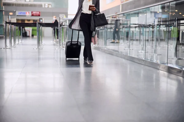 Elegancka kobieta z bagażem spaceru na lotnisku — Zdjęcie stockowe
