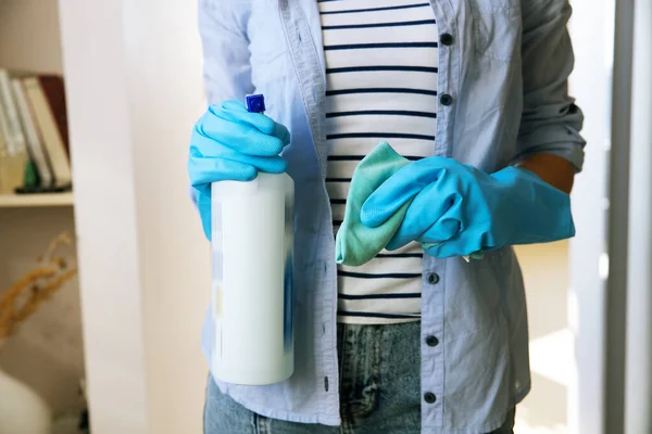 Háziasszony otthon gondoskodik a higiéniáról — Stock Fotó