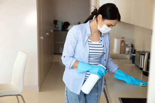 Háziasszony vigyáz a higiéniára a konyhában — Stock Fotó
