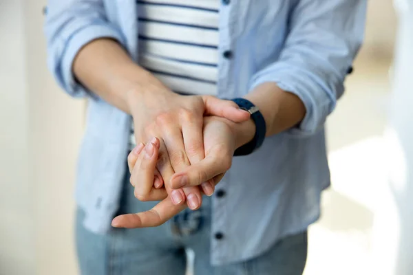 Frau wäscht sich nach der Rückkehr zum Antivirenschutz die Hände — Stockfoto