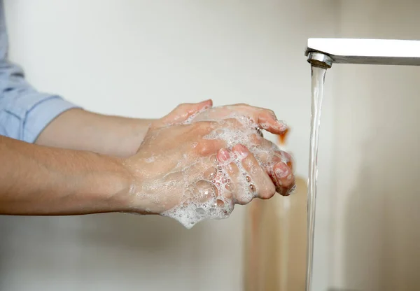 Nő vigyáz a higiénia otthon — Stock Fotó