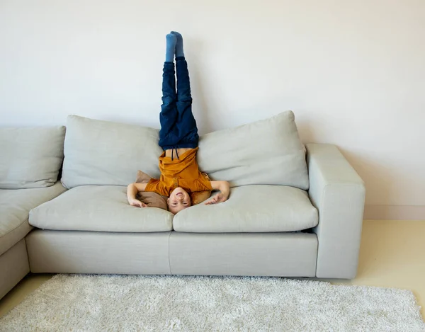 Lindo niño haciendo cabecera en el sofá — Foto de Stock