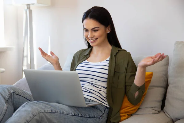 Leende ung kvinna talar med vän genom videosamtal — Stockfoto