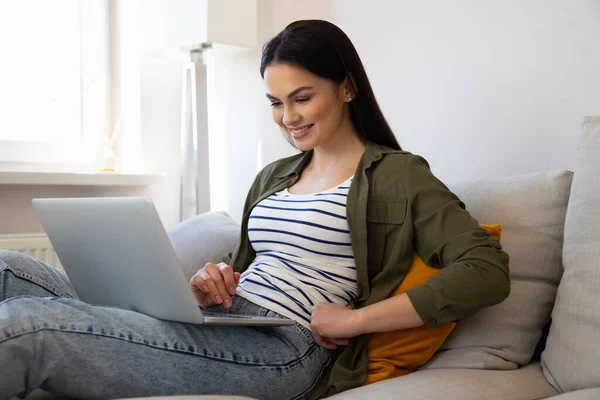 Vacker ung kvinna som använder laptop hemma — Stockfoto