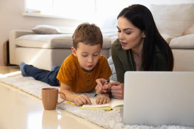 Pandemik karantina sırasında evde eğitim almak.