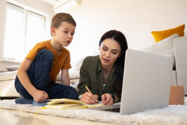 Meraklı çocuk ve yardımsever annesinin online eğitimi.