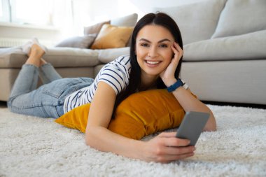 Çekici genç esmer doğrudan kameraya bakıyor.