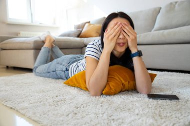 Olumlu genç bayan kamerada surat yapıyor.