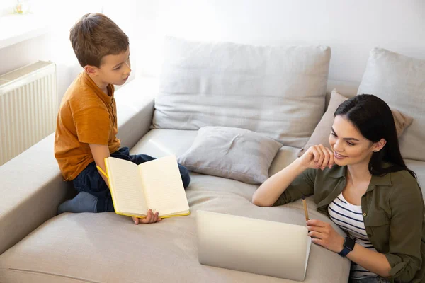 Kid ficando entediado enquanto sua mãe trabalhando online foto stock — Fotografia de Stock