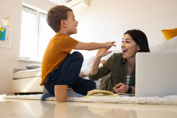 Excitado mãe e filho dando cinco para cada outro foto stock — Fotografia de Stock