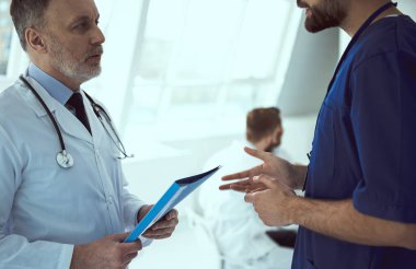 Tıp çalışanları klinikte yapılan yeni araştırmaların sonuçlarını tartışıyor