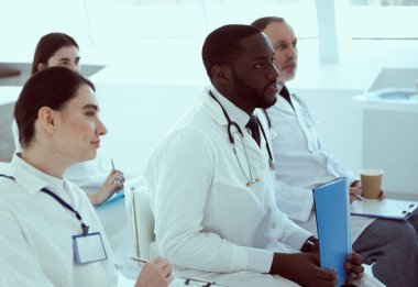 Bir grup tıp çalışanı klinikte konferans veriyor.