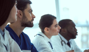 Klinikteki konferans sırasında tıbbi ekip dinleme raporu