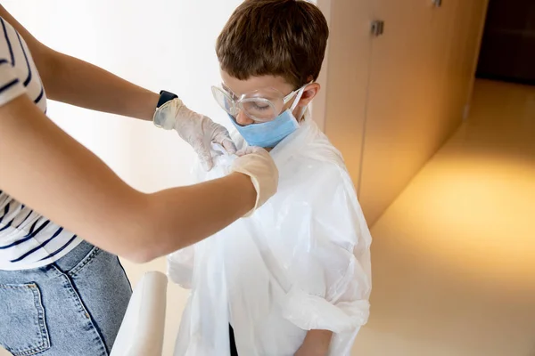 Aandachtige kleine schooljongen die zich voorbereidt op chemisch experiment — Stockfoto