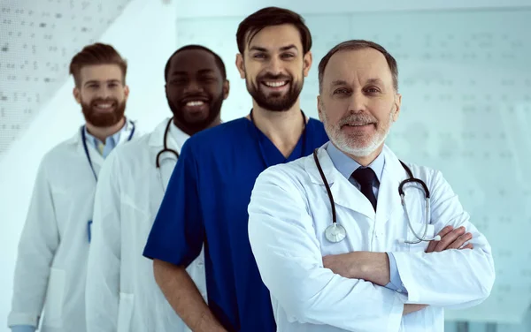 Team van vreugdevolle medische werkers in de kliniek — Stockfoto