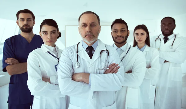 Gruppe medizinisches Personal steht in Klinik — Stockfoto