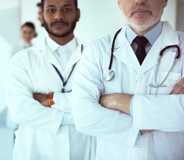 Δύο άνδρες γιατροί φορώντας ενώ εργαστηριακές ποδιές — Φωτογραφία Αρχείου