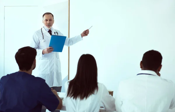 Medische medewerkers houden conferentie in een moderne kliniek — Stockfoto