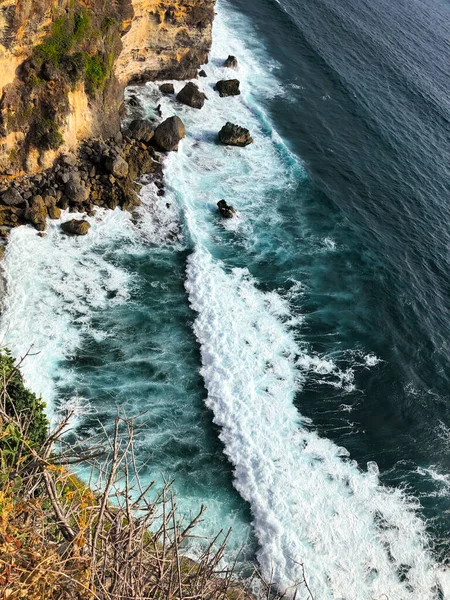 Stunning view of ocean waves breaking against rocky shore — Stock Photo, Image