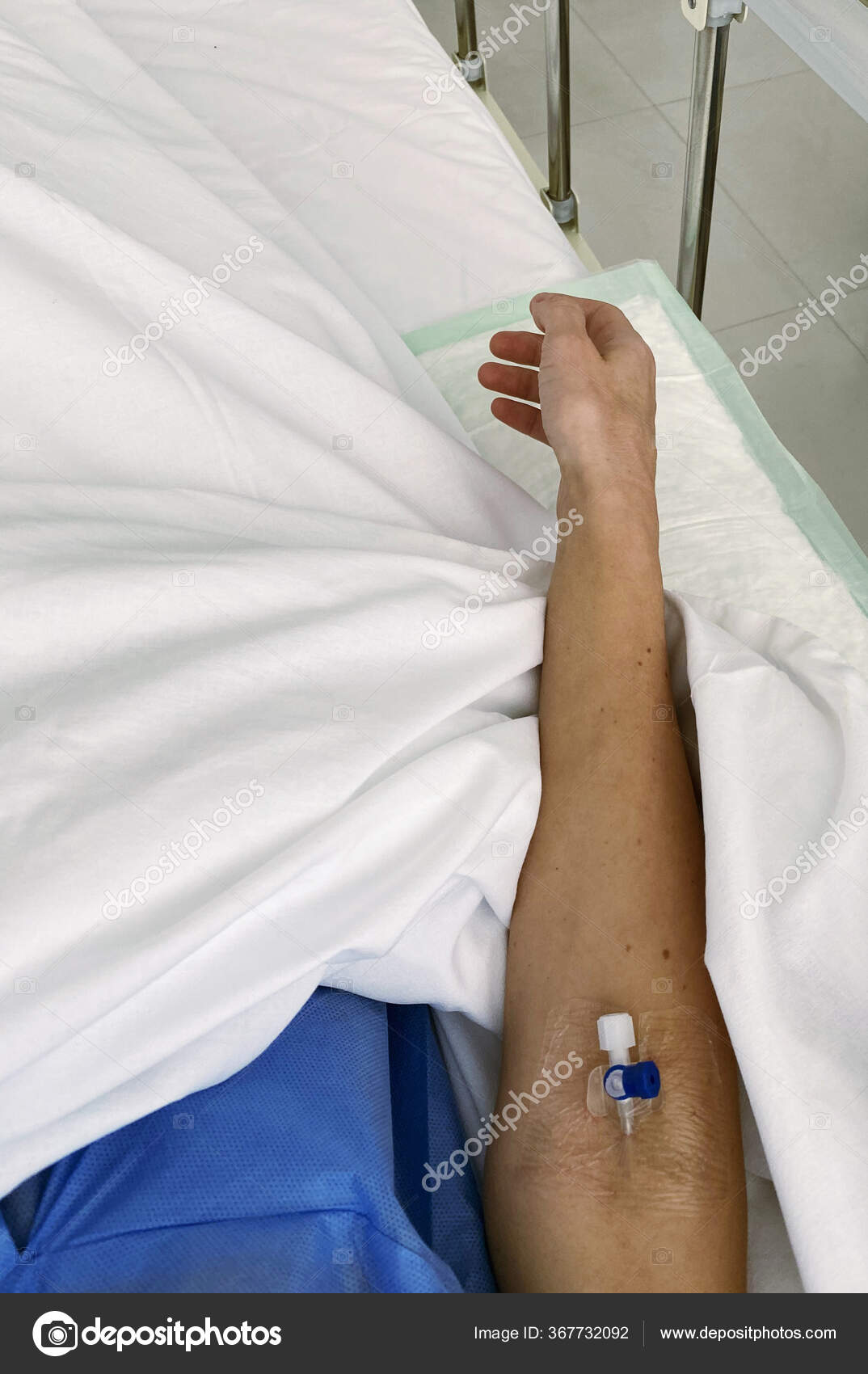 Foto com soro no braço