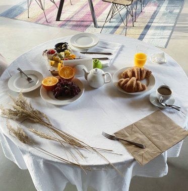 Lezzetli yemek ve içecekler yuvarlak masada.