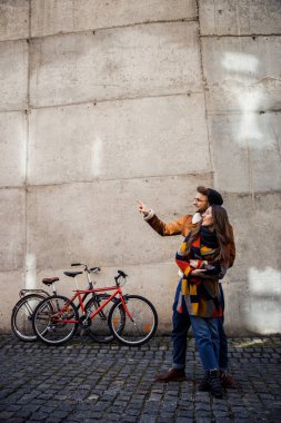 Turistler şehir manzarasına bakıyor ve resimlere sarılıyorlar.