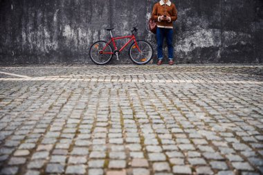 Şehir merkezindeki eski binanın duvarındaki adam.