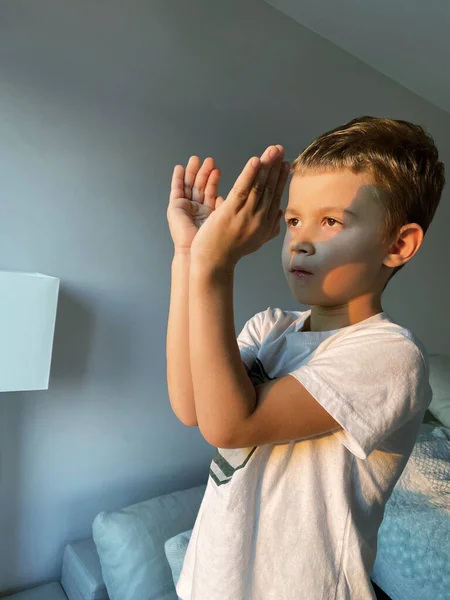 Αξιολάτρευτο παιδί κάνει σκιά φιγούρα με τα χέρια — Φωτογραφία Αρχείου