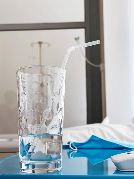 Vaso de agua fresca fría con paja para beber en la clínica — Foto de Stock