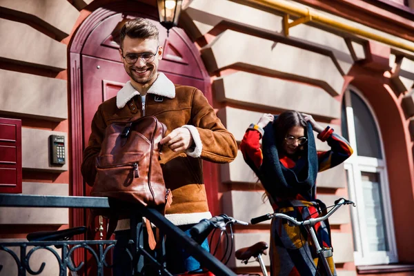 Glad man gör sig redo för cykel resa lager foto — Stockfoto