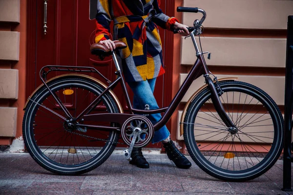 Hermosa bicicleta y mujer de pie detrás de ella foto de stock — Foto de Stock