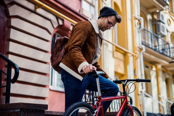 Jongeman klaar voor wheeling in de stad voorraad foto — Stockfoto