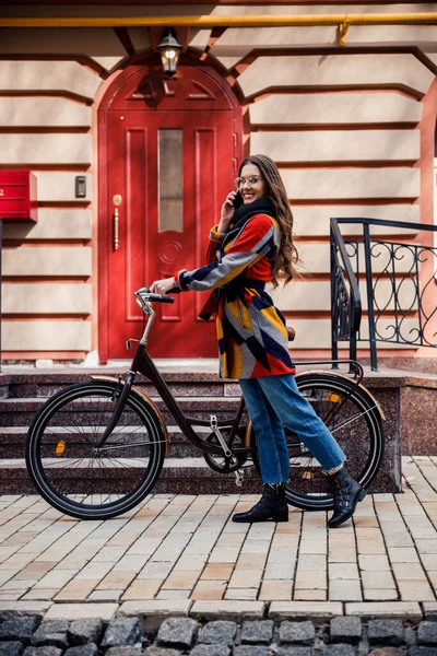 Señora atractiva de confianza con su bicicleta al aire libre stock foto — Foto de Stock