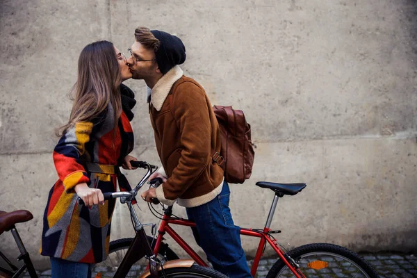 Милая парочка велосипедистов целуются на открытом воздухе фото — стоковое фото