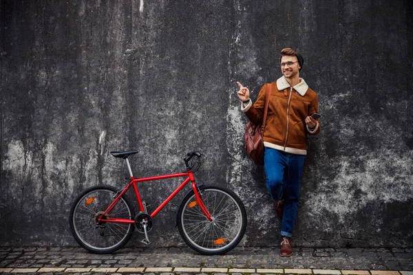 Kopieer ruimte foto van een gladjagende man wijzend naar de muur voorraad foto — Stockfoto