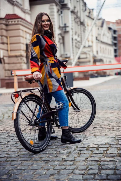 Гладкий велосипедист перед автомобильным барьером фото акции — стоковое фото
