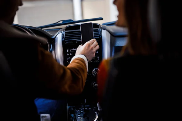 Zwei Personen im Auto und der Fahrer mit modernem Gerät — Stockfoto