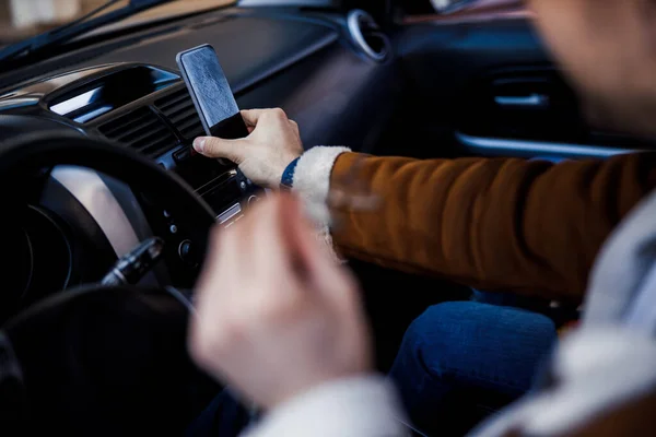 Smartphone für sichere Fahrt im Straßenverkehr ablegen Archivfoto — Stockfoto