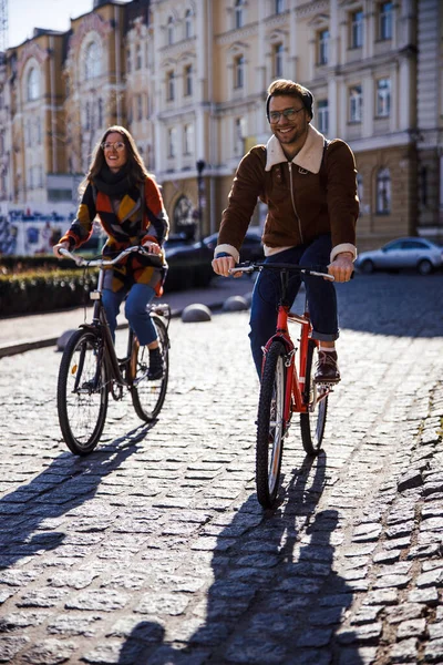 Гладкие велосипедисты в солнечный день в городе фото — стоковое фото
