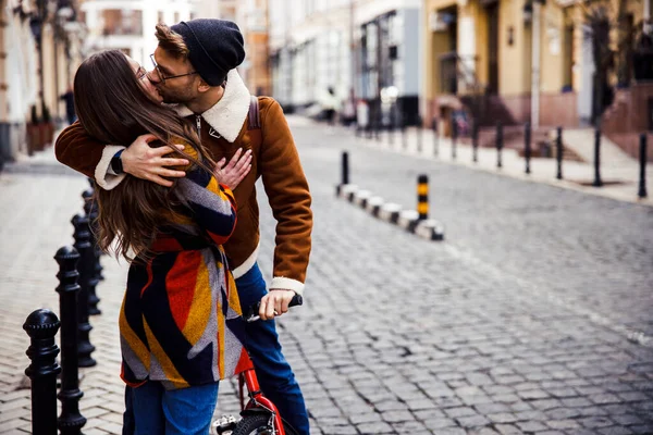 Romantyczny pocałunek na pustej ulicy Fotografia — Zdjęcie stockowe