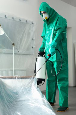 Ofisi plastik ambalajlı mobilya fotoğrafıyla temizliyorum.