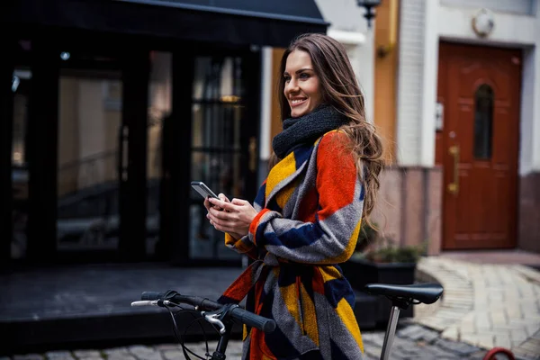 Cycliste positif avec gadget moderne regardant loin et souriant — Photo