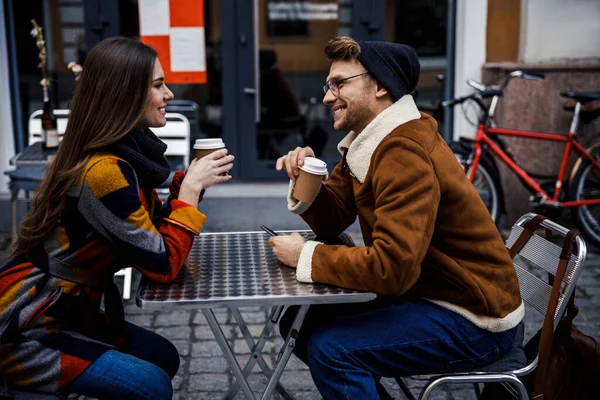 Kaffe att gå för två vänliga människor i street cafe stock photo — Stockfoto