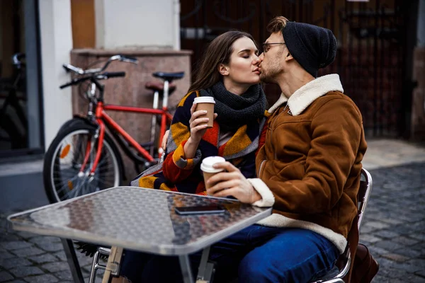 Zoenen paar aan de cafe tafel in de straat voorraad foto — Stockfoto