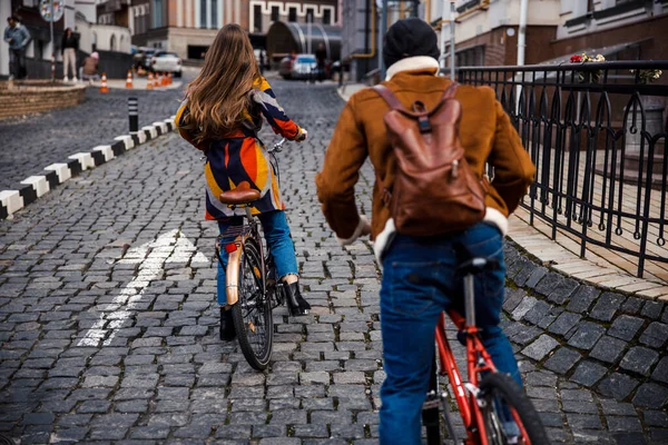 Dwie osoby jeżdżące na rowerze po mieście kamienną drogą — Zdjęcie stockowe