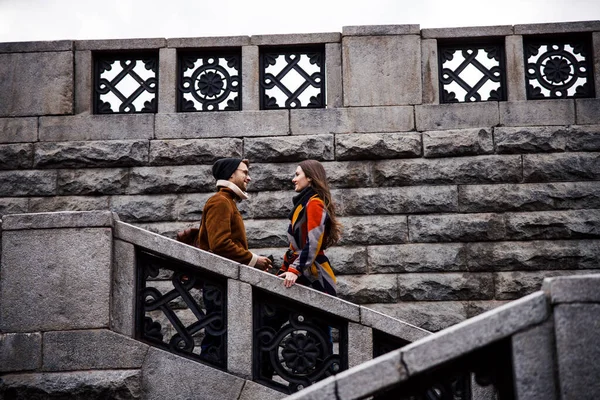 Счастливая пара, встречающаяся на лестнице и улыбающаяся друг другу — стоковое фото