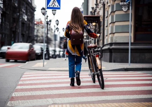 Rowerzystka spacerująca rowerem po przejściu dla pieszych — Zdjęcie stockowe