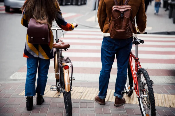 Два велосипедиста в ожидании зеленого света — стоковое фото