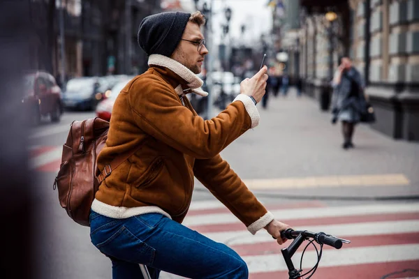 Het vinden van de weg met moderne navigatie systeem stock foto — Stockfoto